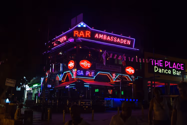 Ayia Napa'da gece neon bar tabelaları