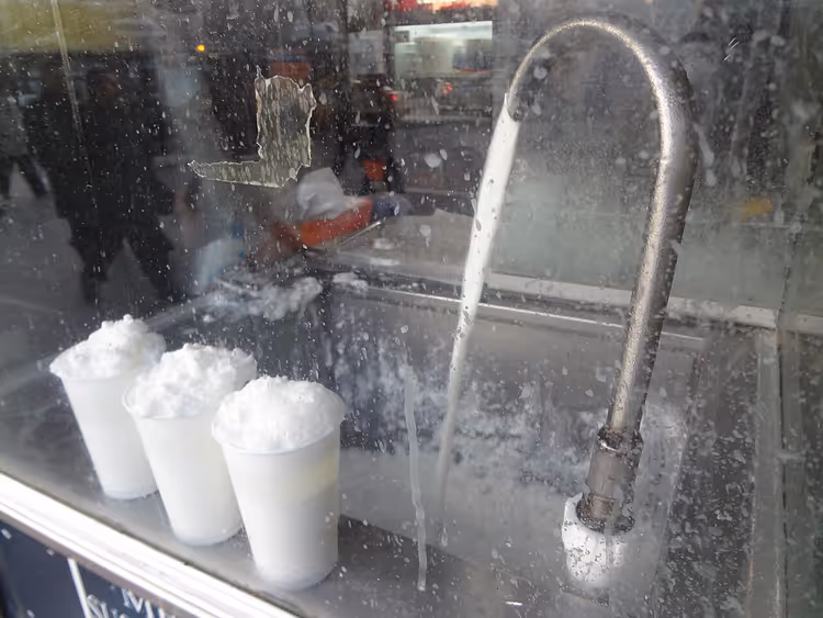 Glass med ayran på tapp i en kioskdisk
