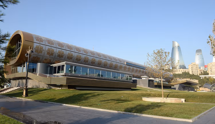Exterieur van het Azerbeidzjaans Tapijtmuseum in Bakoe