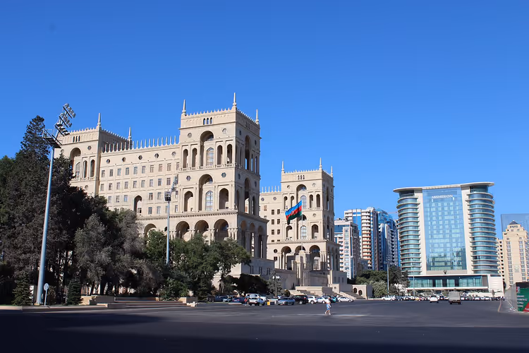 Hükümet Konağı ile Azadlık Meydanı panaroması