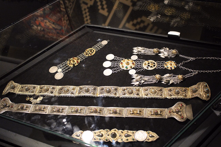 Sølvbelt og anheng i en monter på museum