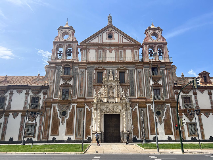 Malt barokkfasade på La Merced-palasset i Córdoba