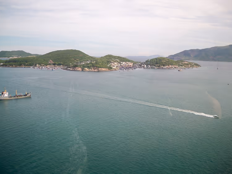 Panorama over Hon Mieu med åser og hav