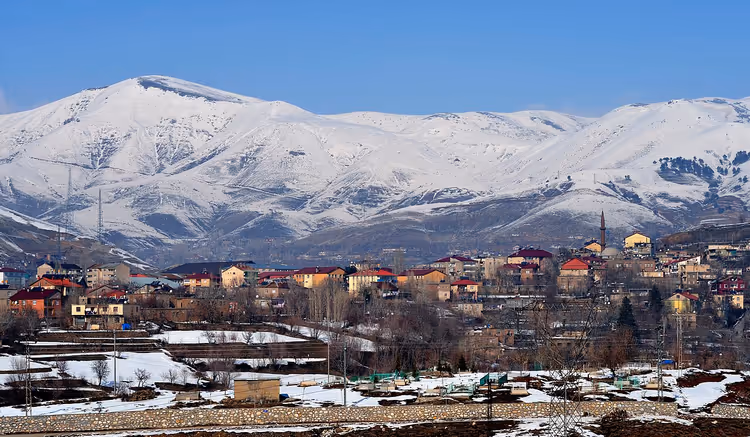 Bitlis no inverno com montanhas nevadas ao fundo