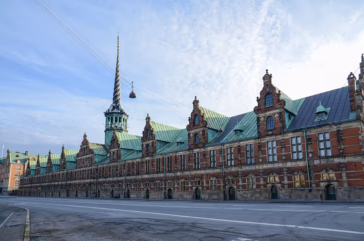 Mursteinsbygningen Børsen med spir og grønt tak