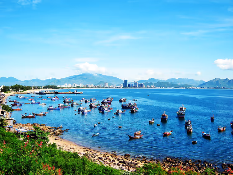 Panorama van Nha Trang Bay met boten en de stad