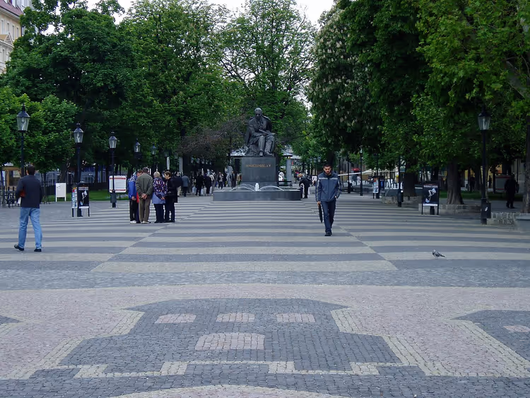 Hviezdoslav-monumentet på et gågate-torg i Bratislava