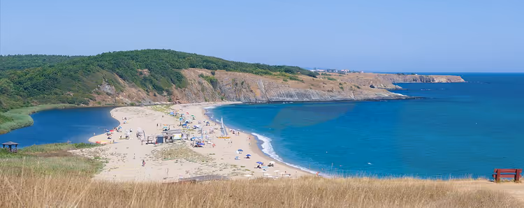 Veleka-stranden med sandtange i Sinemorets