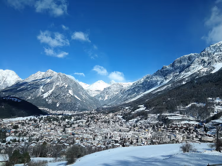 Kışın Alpler'de karla kaplı Bormio panoraması