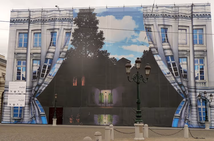 Gevel van het Magritte Museum met doek van Het Rijk der Lichten