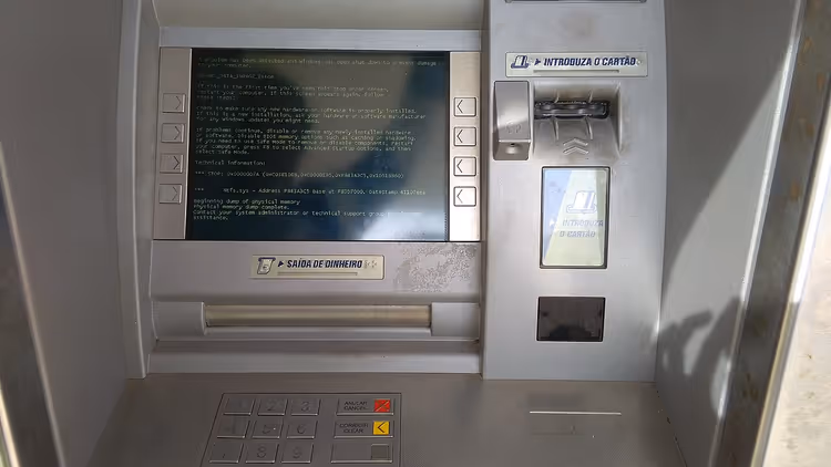 Geldautomat auf einer Straße in Portugal