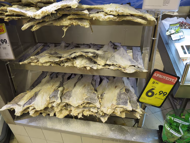 Gedroogde bacalhau op winkelplanken
