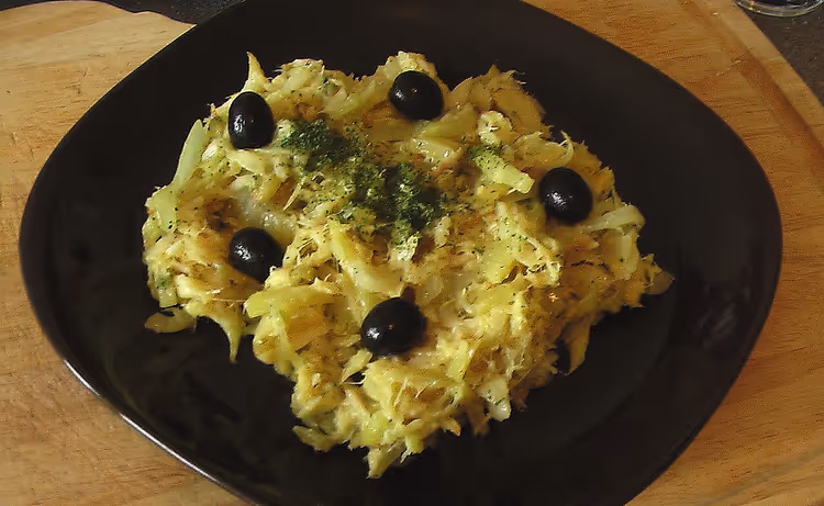 Bacalhau-Gericht mit Zwiebeln und Kartoffeln