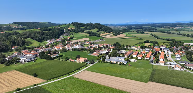 Panorama av Bad Loipersdorf med åkre og åser