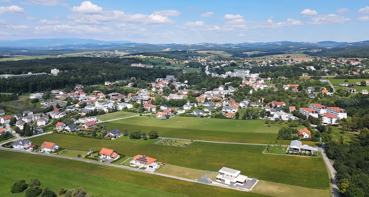 Flyfoto av Bad Tatzmannsdorf med åkre og hus