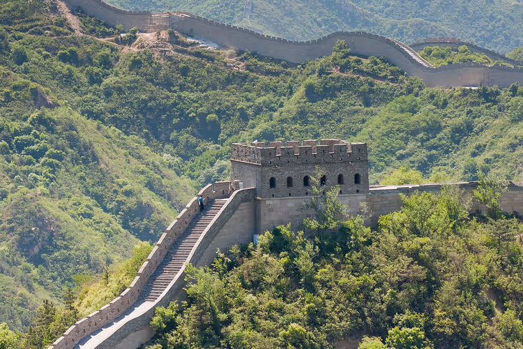 Chinesische Mauer mit einem Turm am Hang