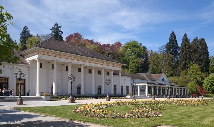 Baden-Baden Kurhaus med kolonnade og blomsterbed