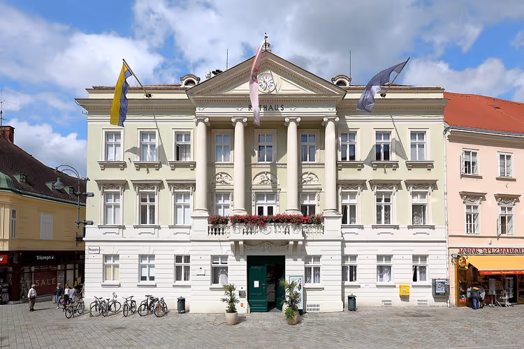 Baden rådhus med flagg og blomster på fasaden