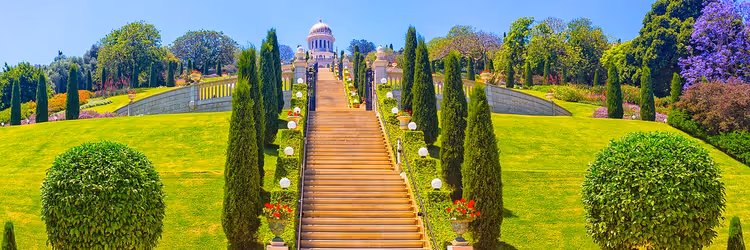 Terrassen der Bahá'í-Gärten über der Bucht von Haifa