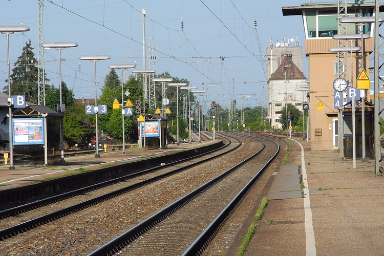 Gleise und Bahnsteige am Bahnhof Straubing