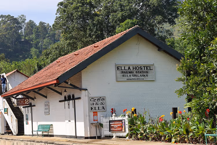 Estação ferroviária de Ella no Sri Lanca com placa e vegetação