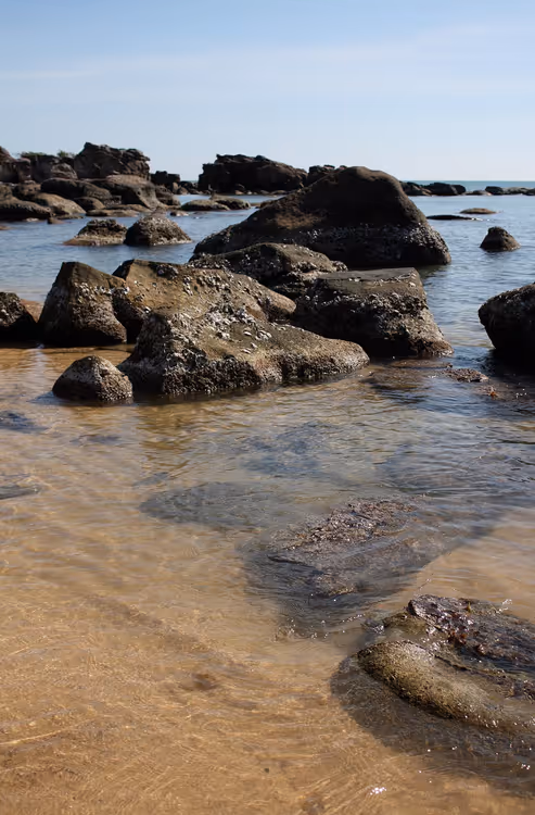 Rotsen in helder water bij Phu Quoc Beach