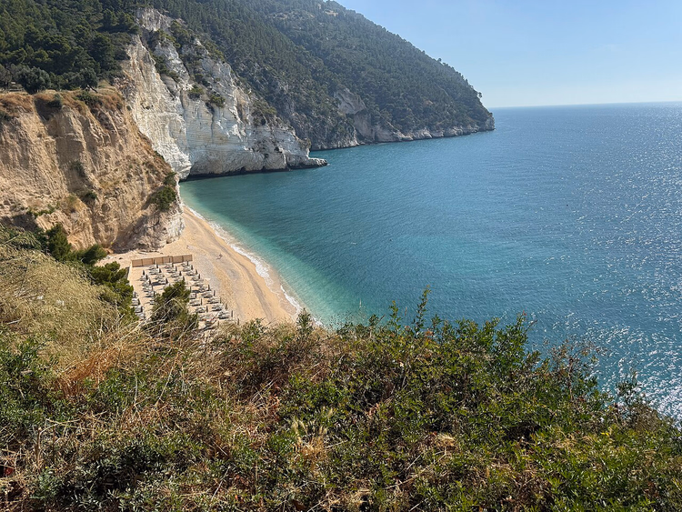 Пляж под белыми скалами у бирюзового моря