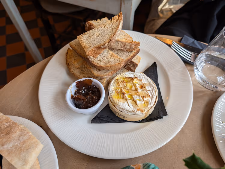 Gebackener Camembert mit Toast und Chutney