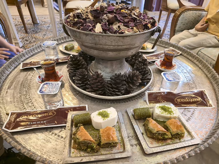 Servering av baklava med pistasjfyll og te