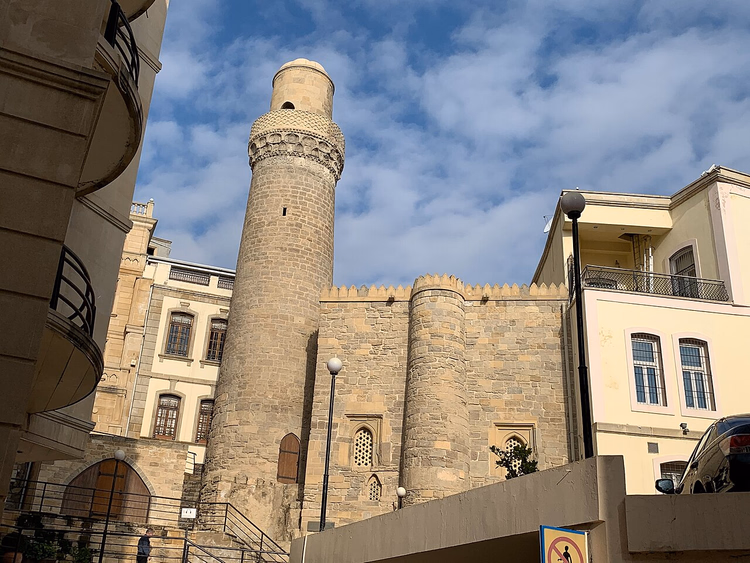 Minaret og murer ved Muhammad-moskeen i Icherisheher