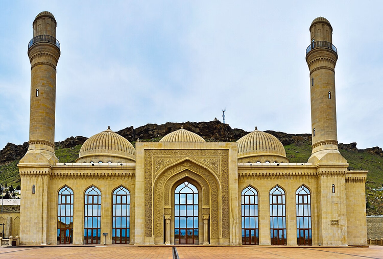 مسجد بيبي هيبات بمئذنتين وقباب