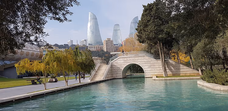 Küçük Venedik Parkı'nda kemerli köprüsüyle kanal