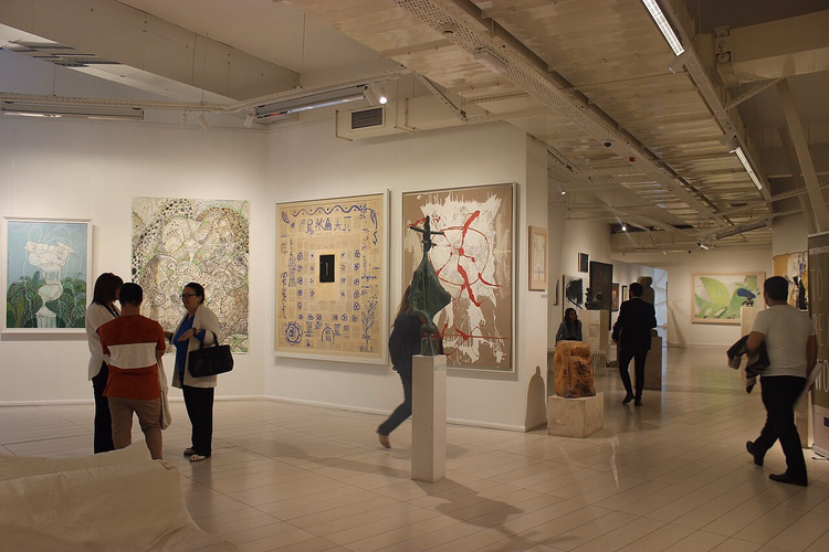 Ziyaretçileriyle modern resim ve heykel galerisi