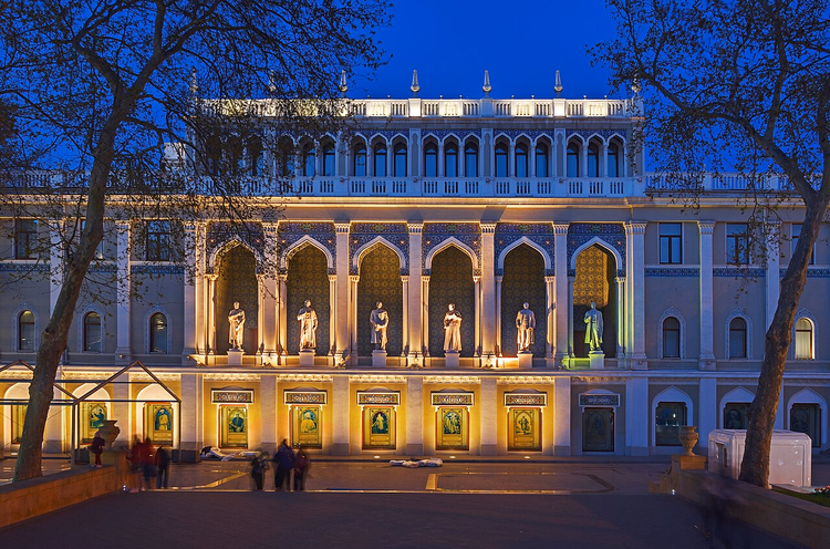 Gevel van het Literatuurmuseum 's nachts verlicht