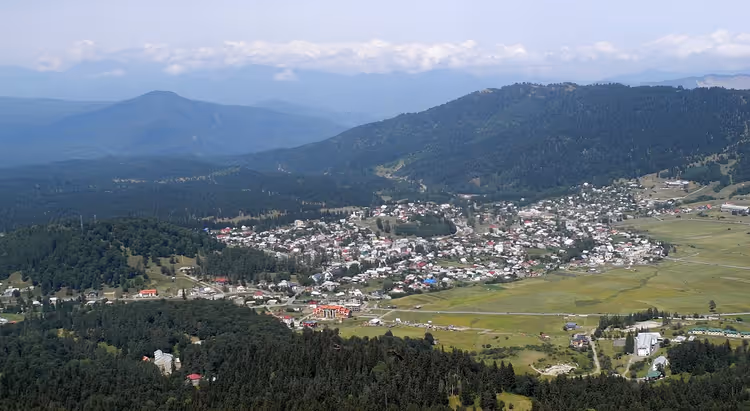 Panoraamvaade Bakurianile okasmetsade keskel Kokhta mäelt