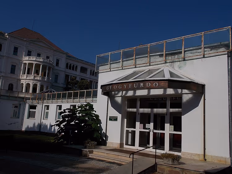 Ingang van het kuuroordcomplex met bord GYÓGYFÜRDŐ