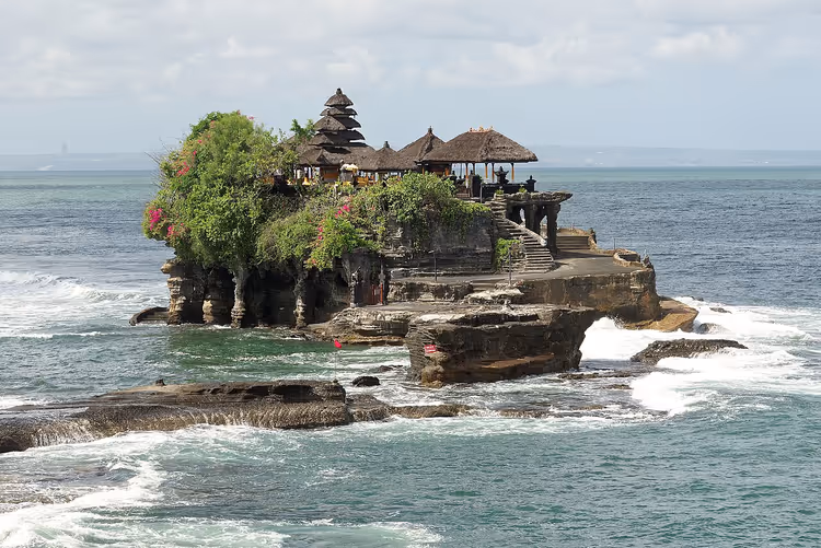Okyanustaki bir kaya üzerinde Tanah Lot Tapınağı
