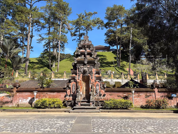 Utskåret port ved Tirta Empul-tempelet på Bali