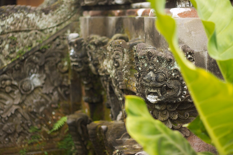 Met mos bedekte stenen tempelbeelden in Ubud