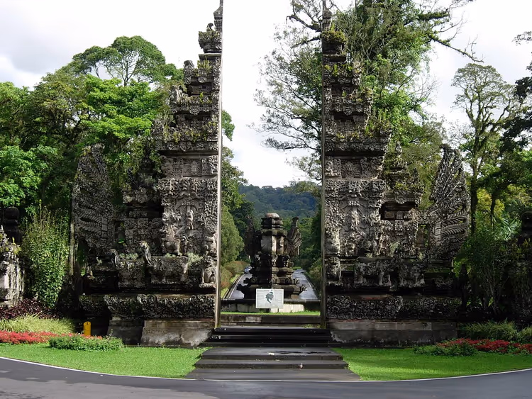 Balinese stenen poort met trappen en groen