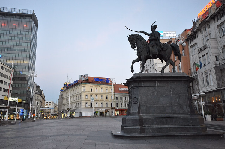 Ban-Jelačić-Platz in Zagreb in der Abenddämmerung