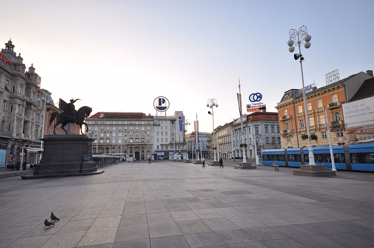 Ban-Jelačić-Platz mit dem Denkmal und einer Straßenbahn