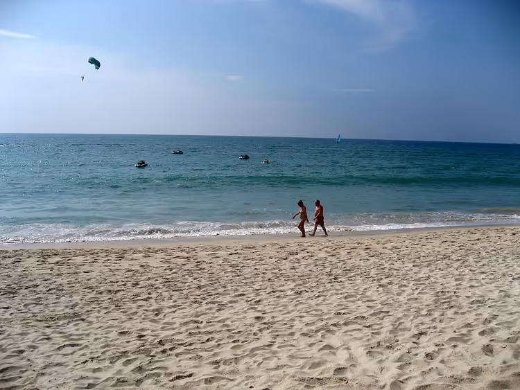 Deniz ve insanlarla Bang Tao kumsalı