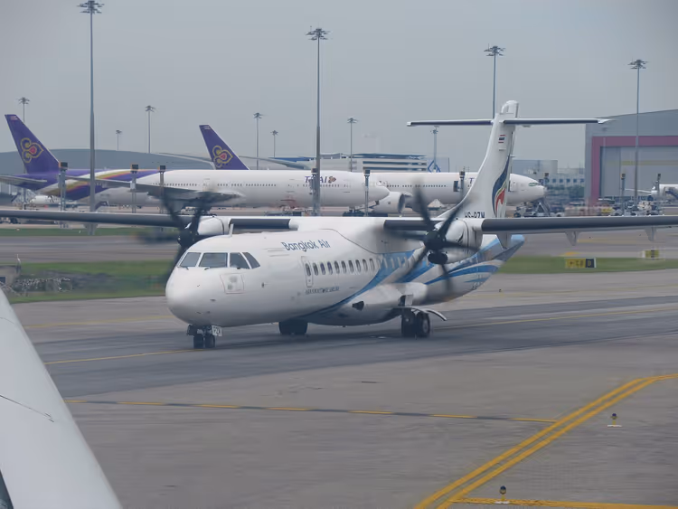 Bangkok Airways ATR 72-fly på en flyplass i Thailand
