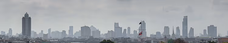 Gri pus içinde gökdelenlerle Bangkok silüeti