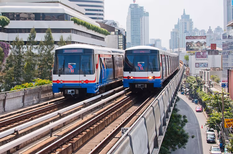 BTS-Zug auf einer Hochbahnstrecke über Bangkok