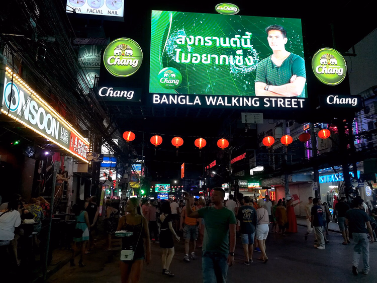 Bangla Road bei Nacht: Neon, Laternen und Menschenmenge