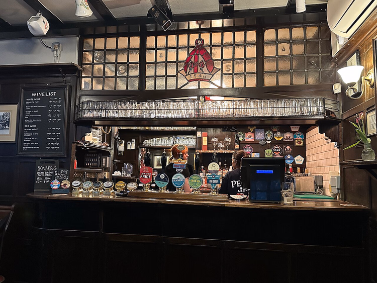 Pub-bar med et mitraemblem fra 1546