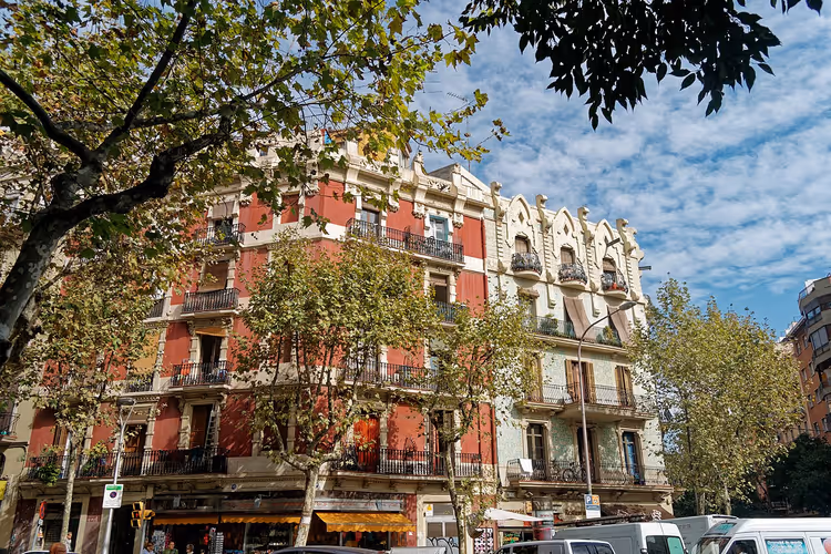 Barcelonagata med flerbostadshus och träd