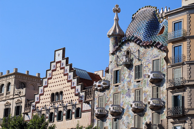 Fassade der Casa Batlló neben der Casa Amatller